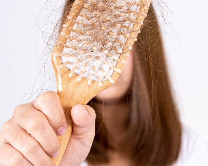 ¿Qué vitaminas me faltan si se me cae el pelo?