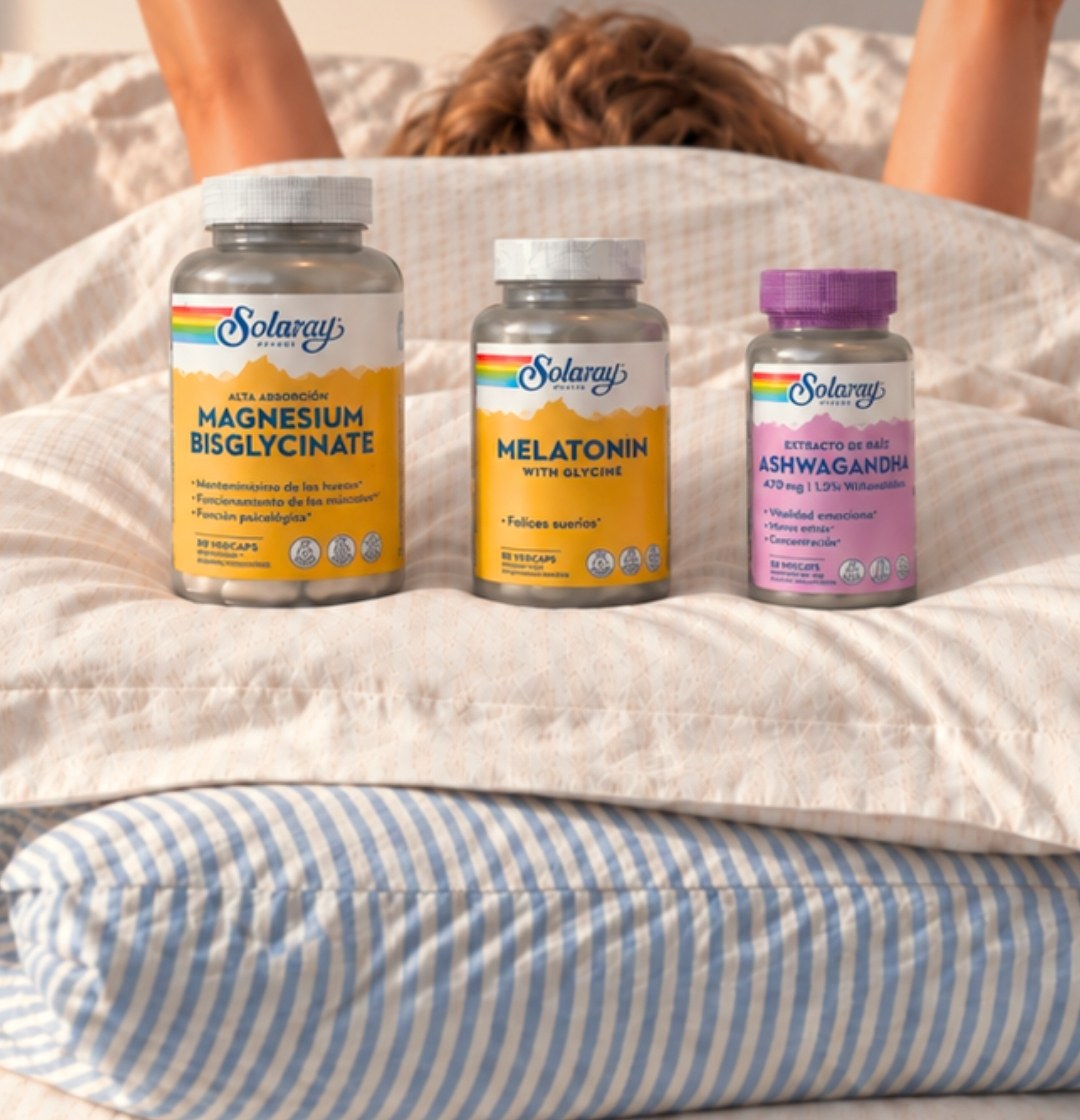 Magnesium Bisglycinate, Melatonin with Glycine y Ashwagandha de Solaray sobre una cama
