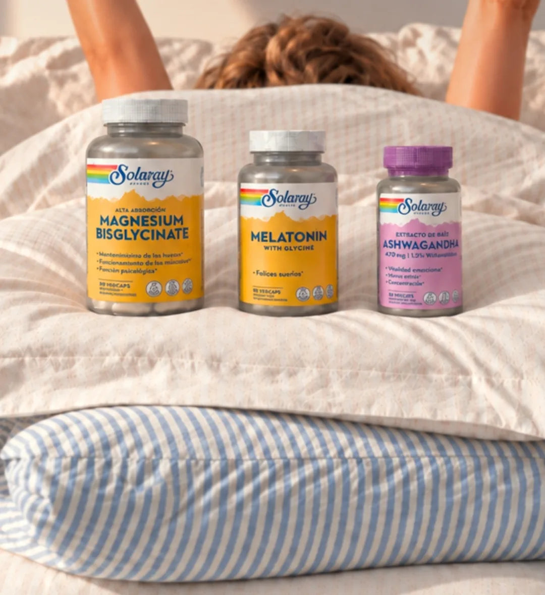 Magnesium Bisglycinate, Melatonin with Glycine y Ashwagandha de Solaray sobre una cama