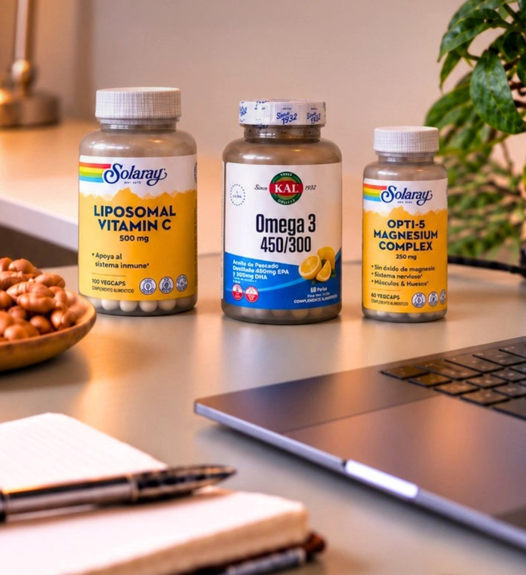 Vitamina C Liposomal, Opti-5 Magnesium Complex y Omega 3 450/300 sobre un escritorio
